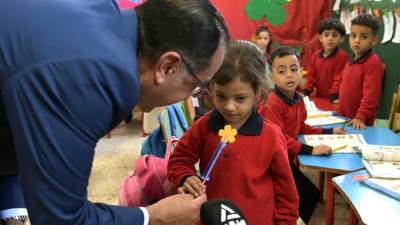 رئيس الوزراء يتابع انتظام سير الدراسة بمدرسة "الندى للتعليم الأساسي"