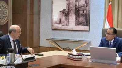 مدبولي يتابع مع وزير الطيران المدني موقف تطوير مطاري "برج العرب" و"العلمين الدولي"