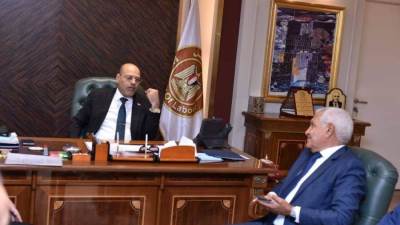 وزير العمل يلتقي وفدًا من الإتحاد المصري لمقاولي التشييد والبناء