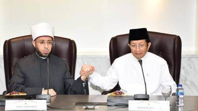 وزير الأوقاف يزور الوزير الإندونيسي الجديد للشئون الدينية في مكتبه مهنئًا له بمنصبه