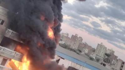 حريق هائل بمخزن شركة مشروبات شهيرة يلتهم منزلين بالشرقية