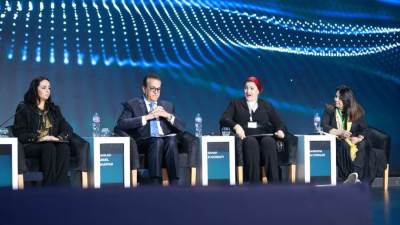 وزير الصحة يُدير جلسة حوارية حول "إطلاق العنان لقوة العمر الصحي والتعليم والثقافة لكبار السن لتعزيز حقوق الصحة الإنجابية وديناميكيات السكان"