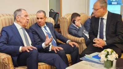 وزير الخارجية يلتقي مع نظيره الروسي على هامش قمة مجموعة بريكس