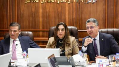 وزراء التنمية والتموين والزراعة يعقدون اجتماعاً مع المحافظين عبر الفيديو كونفرانس لمتابعة توافر السلع الغذائية للمواطنين  بالمحافظات