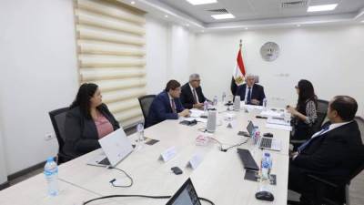 عاشور يناقش خطة التنمية المستدامة للمجتمعات المحيطة بالجامعات