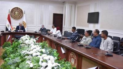 وزير العمل يُسلم عقود لشباب للعمل في دولة الإمارات