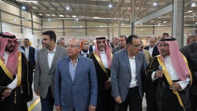 رئيس الوزراء يتفقد مصنع "يونيفرسال للأثاث" بحي عتاقة بمحافظة السويس