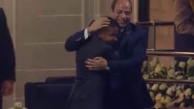 بمشاعر أبوية .. السيسي يصافح ويحتضن الطفل أنس في حفل القبائل العربية والعائلات