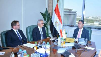 وزير التموين يلتقي الرئيس التنفيذي لشركة فيروم مصر للصوامع والتخزين لبحث خطط توطين صناعة الصوامع