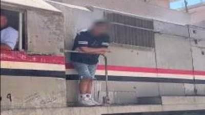 "الداخلية" تكشف ملابسات تداول فيديو لشخص يقف على سلم جرار قطار بالقليوبية ويتسبب في تعطله