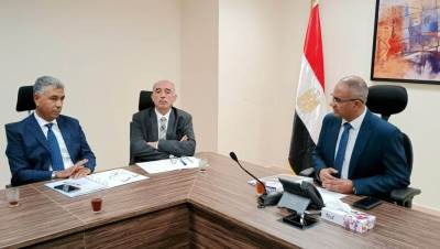نائب الإسكان يلتقي مسئولي إحدى الشركات المحلية المتخصصة في صناعة مكونات مشروعات الصرف الصحي