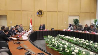 وزير النقل يشهد توقيع اتفاق لإنتاج سيارات كهربائية فى مصر