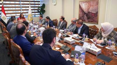 وزيرة التنمية المحلية تتابع الموقف التنفيذي لمنظومة تراخيص المحال العامة