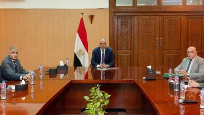 دكتور سويلم يتابع موقف عدد من الطلبات المقدمة من الأهالي بالوادى الجديد