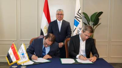 باستثمارات قدرها 100 مليون جنيه.. رئيس اقتصادية قناة السويس يشهد توقيع عقد مشروع شركة بيرل لإنتاج البولي يوريثان بمنطقة السخنة الصناعية 