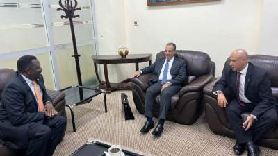 وزير الخارجية والهجرة يصل إلى أوغندا