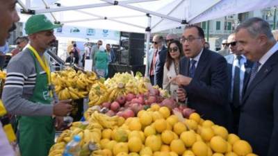 رئيس الوزراء يتفقد سوق اليوم الواحد بمحطة الرمل فى الإسكندرية