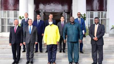 وزير الخارجية والهجرة يسلم رسالة من الرئيس الي شقيقه رئيس أوغندا