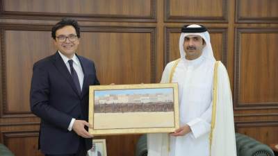 وزير الثقافة يلتقي نظيره القطري ورئيس مجلس أمناء "متاحف قطر" ضمن زيارته الرسمية للدوحة