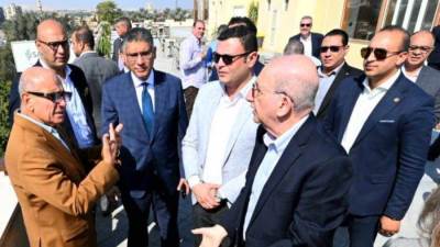 وزير الإسكان ومحافظ الجيزة يعقدان اجتماعاً بالمنطقة المحيطة بالأهرامات لاستعراض مخطط تطويرها