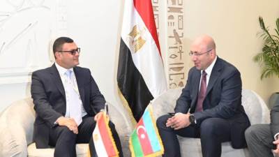 وزير الإسكان يعرض على نظيره الأذربيجاني والوفد المرافق له التجربة العمرانية المصرية.. ويبحثان التعاون