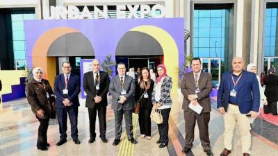 وليد عباس يتفقد انتظام العمل بالجناح المصري فى المعرض المصاحب للمنتدى الحضرى العالمى