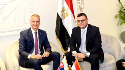 وزير الإسكان يعرض الفرص الاستثمارية المتاحة بالمدن الجديدة على وزير الاستثمار والتطوير الإقليمي بسلوفاكيا