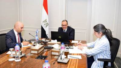 وزير الخارجية والهجرة يعقد لقاءً افتراضياً مع رئيس المنتدى الاقتصادي العالمي