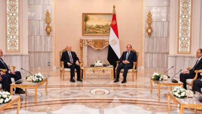 الرئيس السيسي يلتقي رئيس مجلس القيادة اليمني