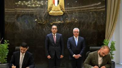 رئيس الوزراء يشهد توقيع عقد مشروع بين شركة "سيراج الصناعية" وشركة (VESRA – Honeywell)