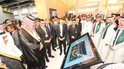 وزير الإسكان يصطحب أمين منطقة الرياض والوفد المرافق له فى جولة بالجناح المصري في المعرض المصاحب للمنتدى