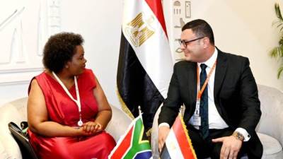 وزير الإسكان يعرض على نظيرته من جنوب أفريقيا التجربة العمرانية المصرية.. ويبحثان التعاون