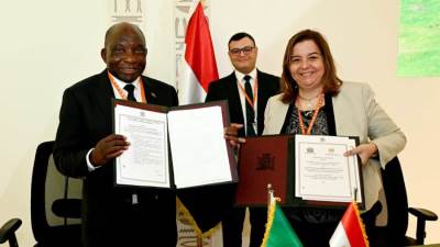 وزيرا الإسكان المصرى والزامبى يشهدان توقيع مذكرة تفاهم للتعاون الفني