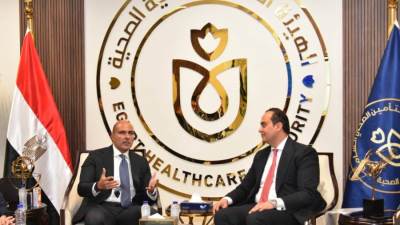 رئيس الرعاية الصحية يلتقي رئيس استرازينكا مصر ووفدًا من تجمع الشركات الصينية