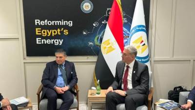 جلسة مباحثات مع لورينزو سيمونيلي الرئيس التنفيذي لشركة بيكر هيوز العالمية