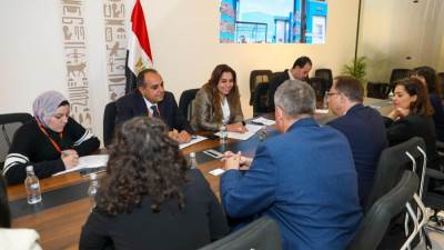 وزيرة التنمية المحلية تبحث مع وفد مقاطعة بافاريا الألمانية والممثل المقيم لمؤسسة هانس زايدل مجالات التعاون المشترك