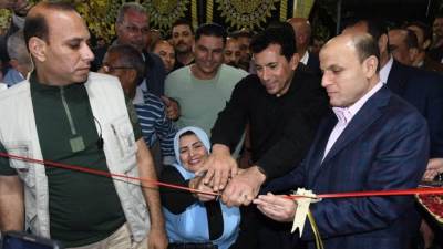 وزير الشباب والرياضة ومحافظ كفر الشيخ يفتتحان حمام السباحة والملعب الخماسي بمركز شباب مدينة قلين