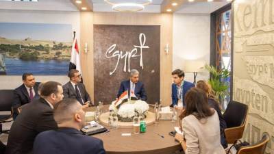 وزير السياحة والآثار يلتقي مسئولي مجموعة من كبرى شركات الطيران