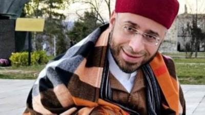 وزير الأوقاف ينشر صورة له مع قطة.. ويعلق: افتقار إلى الله