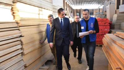 نائب وزير الصحة يراجع المستلزمات ويتأكد من توافرها وعدم وجود نواقص