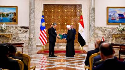 الرئيس السيسي ورئيس وزراء ماليزيا يشهدان التوقيع على مذكرة تفاهم للتعاون في الشئون الاسلامية