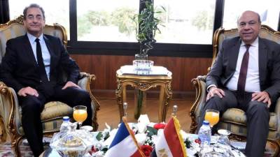 وزير الطيران المدني يلتقي السفير الفرنسي لدى جمهورية مصر العربية