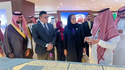 وزير الإسكان يعرض الفرص الاستثمارية المتاحة بمختلف أنواعها بالمدن الجديدة.. ويشرح التجربة العمرانية المصرية