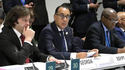 رئيس الوزراء يشارك في مائدة مستديرة حول تعزيز إجراءات التخفيف من آثار التغير المناخي