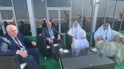 وزير الطيران يصل المنامة على رأس وفد رفيع المستوى للمشاركة بمعرض البحرين