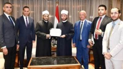وزير الأوقاف يخصص مكافأة لإمام رد ربع مليون جنيه لصاحبها ويرفقه ببعثة الحج