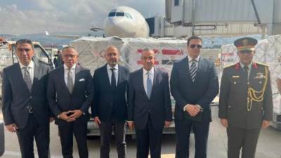 وزير الخارجية والهجرة يسلم شحنة المساعدات المصرية الرابعة إلى لبنان