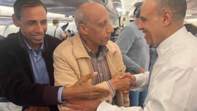 وزير الخارجية يصطحب 294 مواطنًا لإعادتهم إلى أرض الوطن في ختام زيارته لبيروت