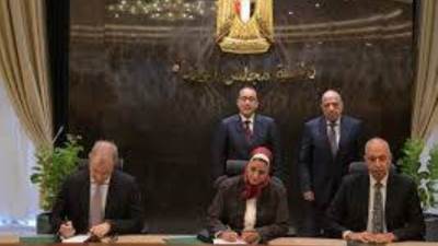 رئيس الوزراء يشهد توقيع مذكرتى تفاهم لإنتاج الكهرباء من الطاقات الجديدة