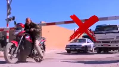 النقل تناشد المواطنين بضروة الالتزام بعدم اقتحام المزلقان اوالسير عكس الاتجاه أثناء غلقه